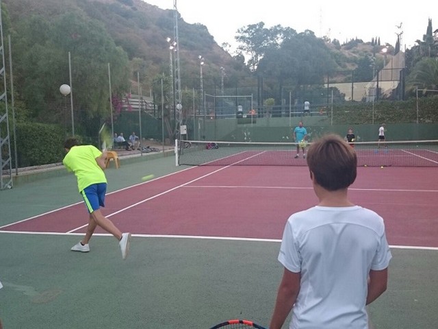 Jugando al tenis
